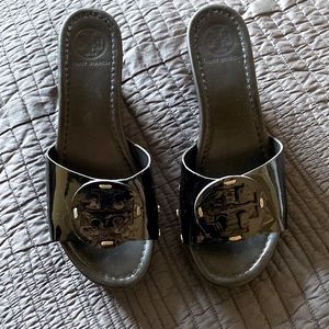 TORY BURCH BLACK PATENT LEATHER WEDGE SLIDES PATTI SIZE 8.5